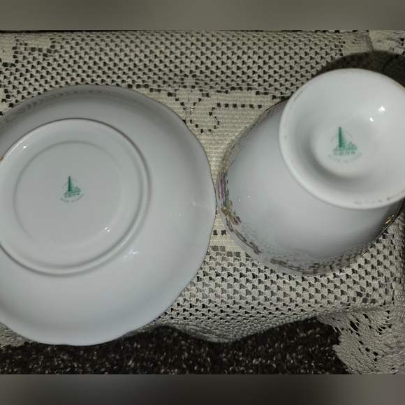 Set of 4 Lotus teacups and saucer set - Picture 3 of 10